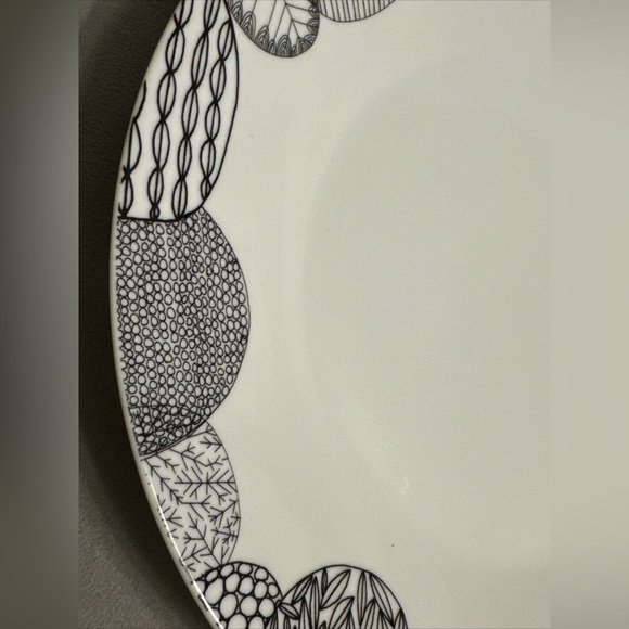 SET OF 2 Crate & Barrel Leif Dinner Plate By  Julia Rothman Black And White - Picture 2 of 4